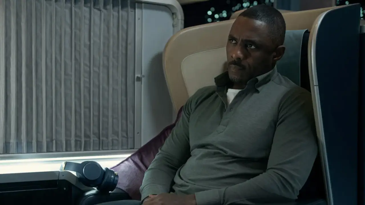 Imagem do ator Idris Elba em Sequestro no Ar