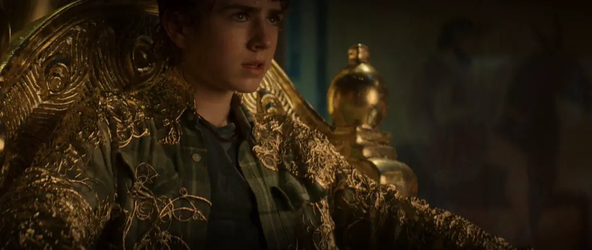 Percy Jackson no trono de ouro de Hefesto