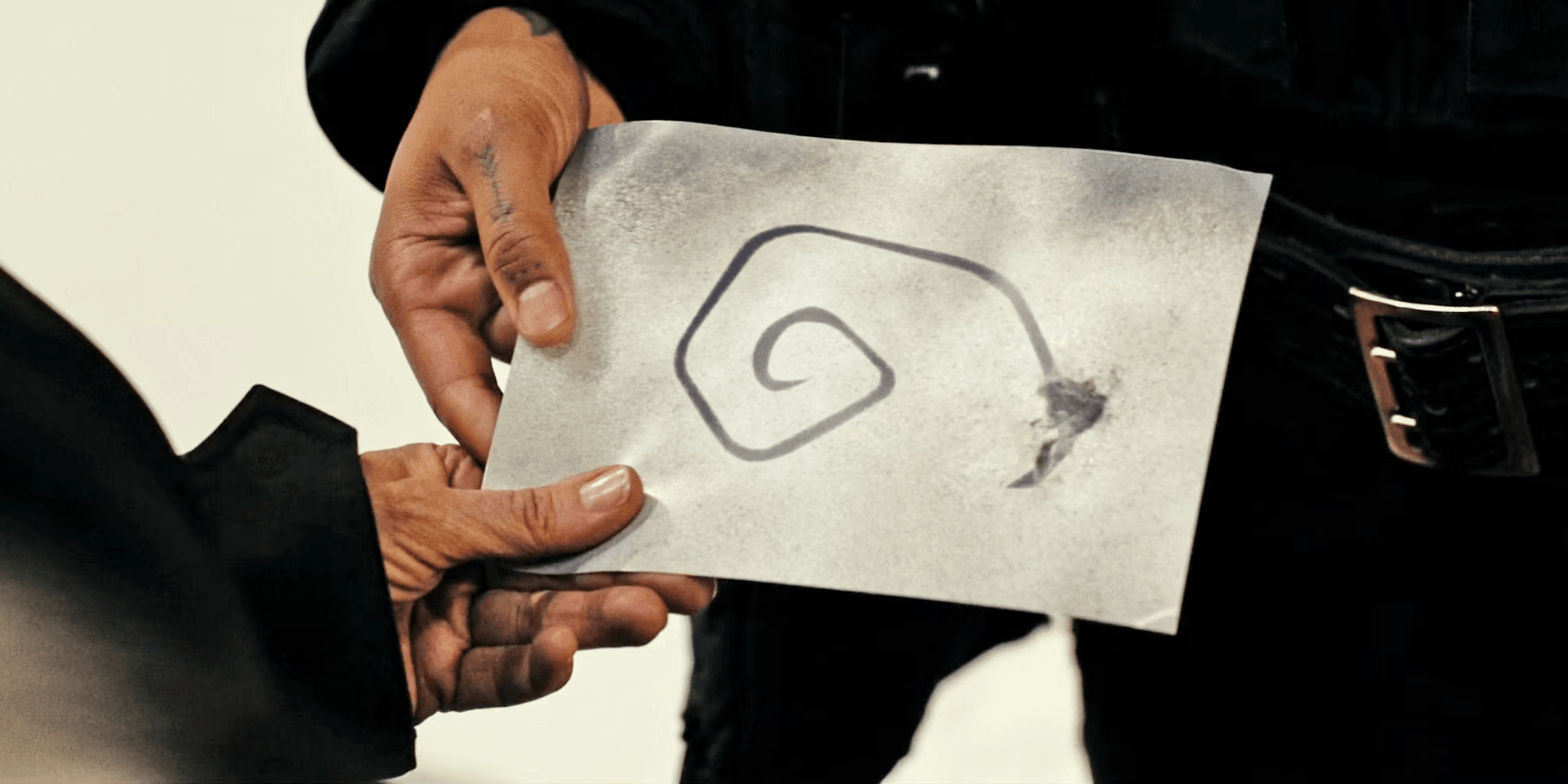 Imagem do Simbolo Espiral em um papel em True Detective: Terra Noturna