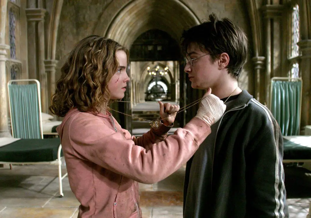 Harry e Hermione com o Vira-tempo 