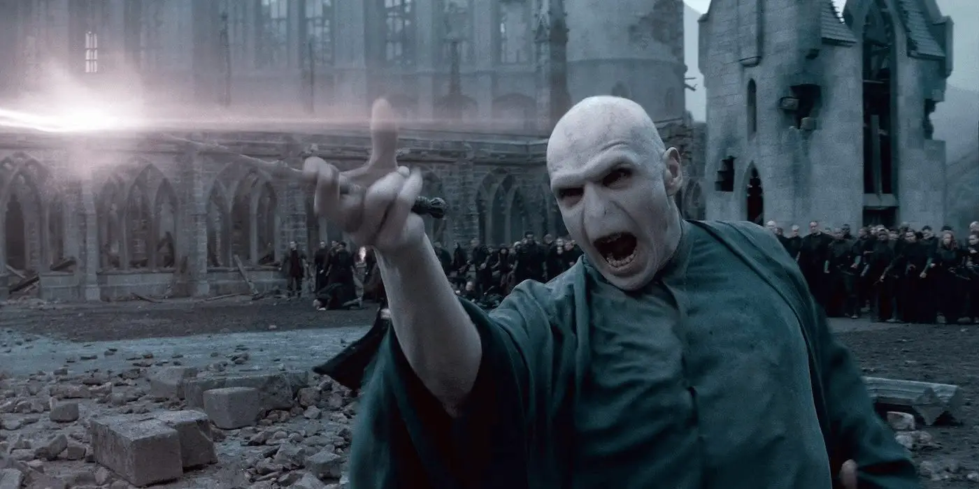 Voldemort segurando a Varinha das Varinhas