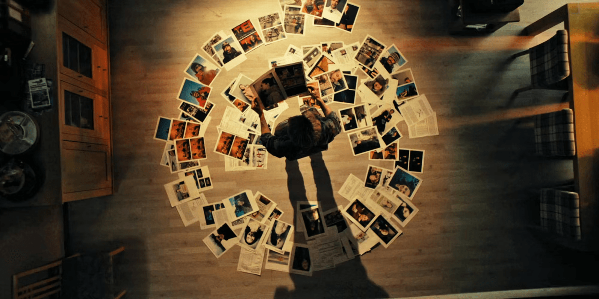 Imagem de Danvers em sua investigação com as fotos espalhadas em uma espiral em True Detective: Terra Noturna