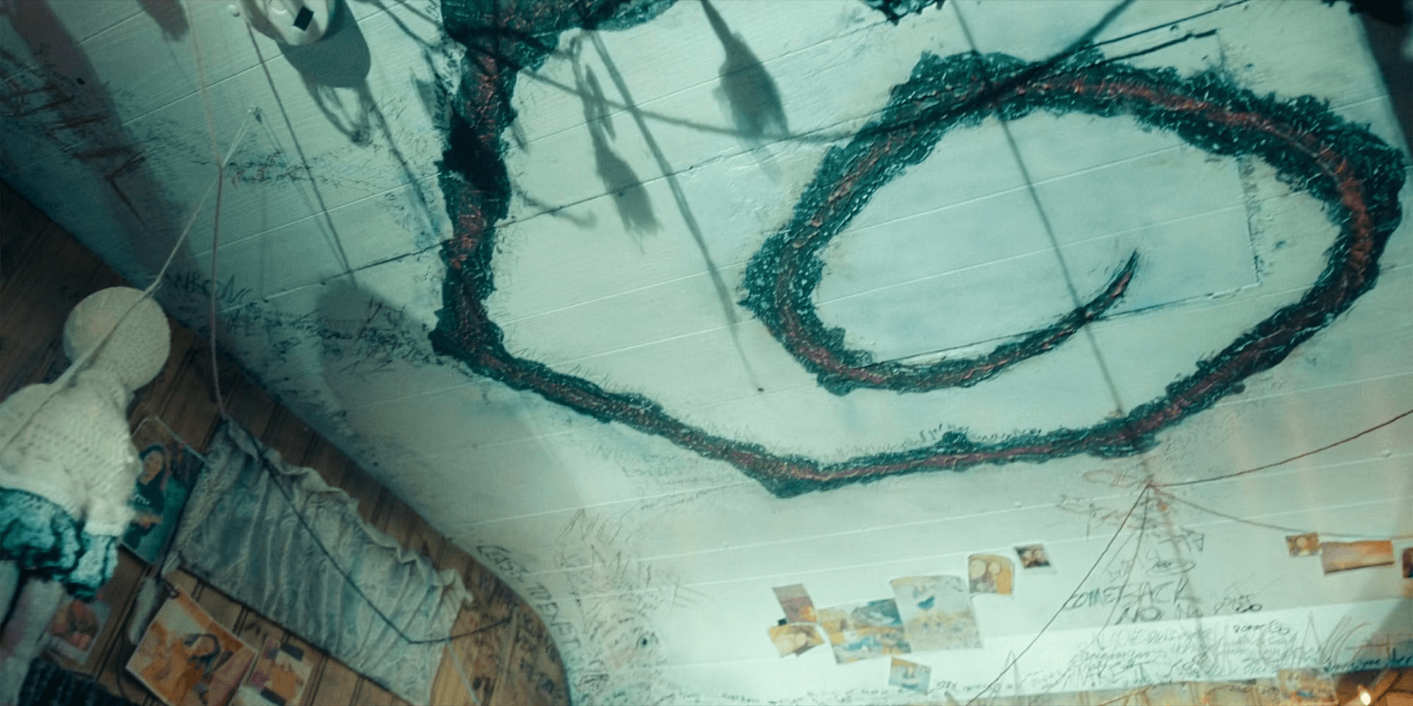 Imagem do Simbolo Espiral no teto da van de Raymond Clark em True Detective: Terra Noturna