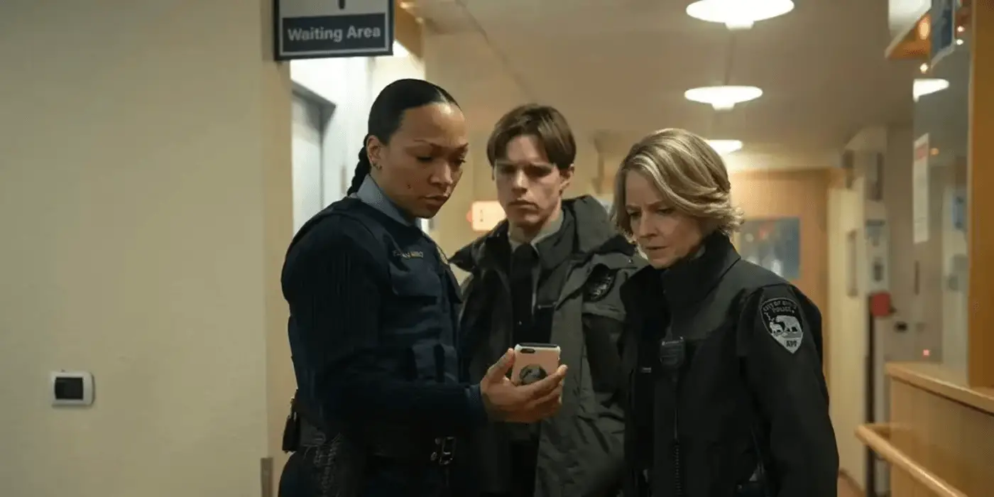 Imagem da série True Detective: Terra Noturna - Navarro, Pete e Danvers vendo o vídeo de Annie