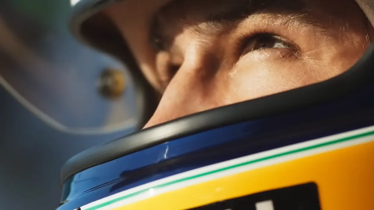 Imagem de Gabriel Leone como Ayrton Senna na minissérie Senna, da Netflix