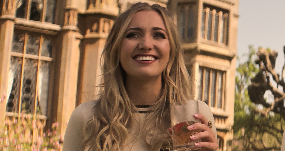 Tilly Keeper como Phoebe - You 5