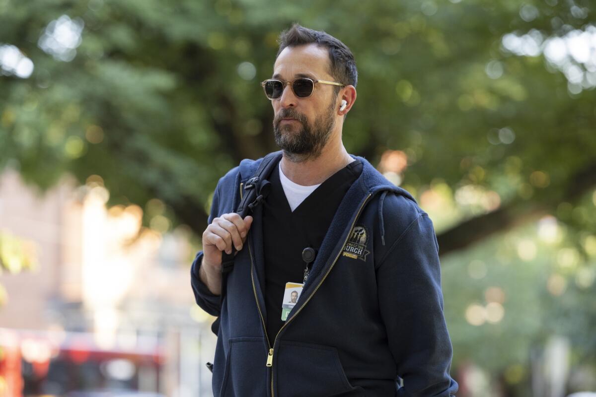 Dr. Robby (Noah Wyle)