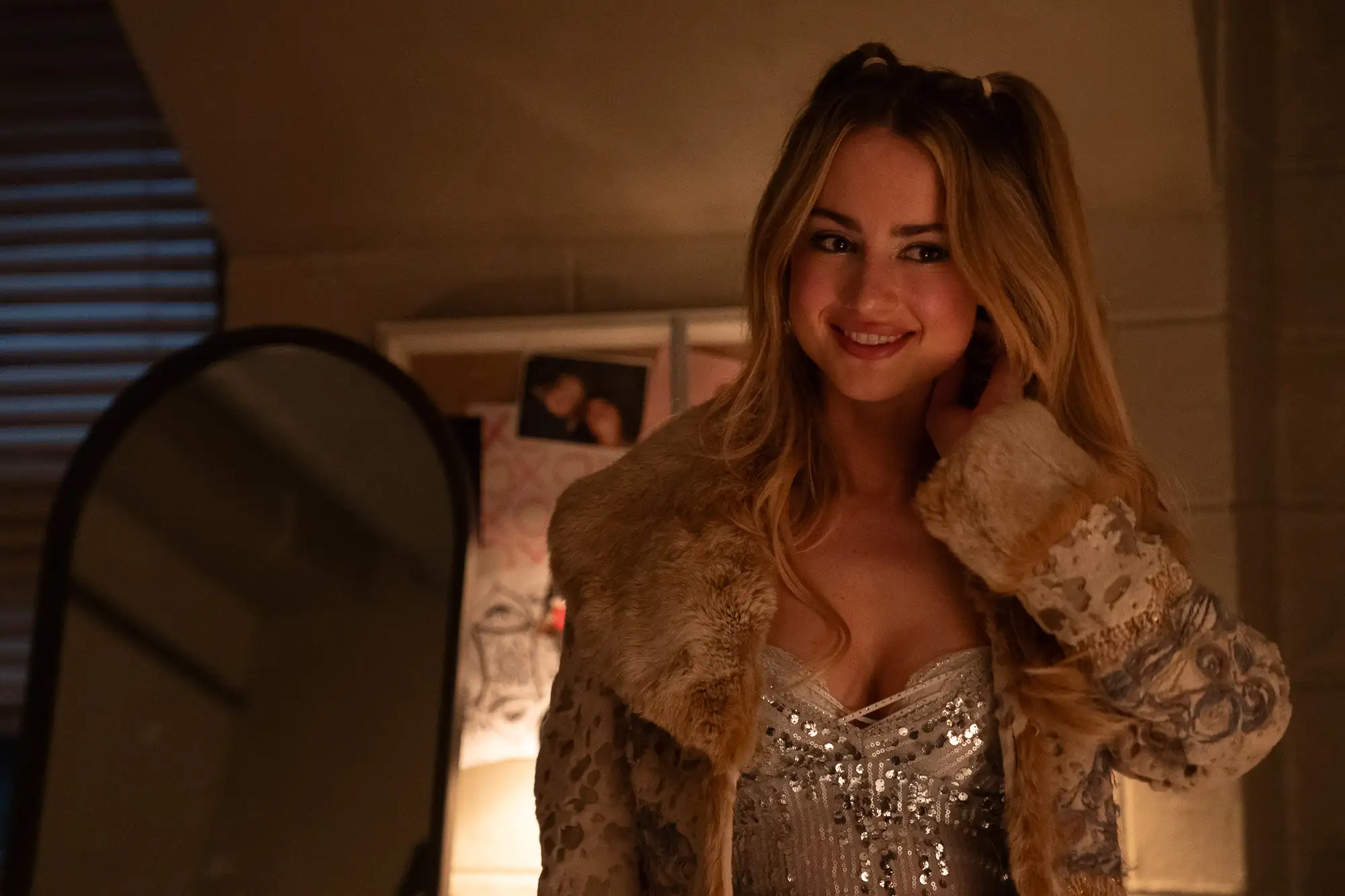 Grace Van Patten como Lucy
