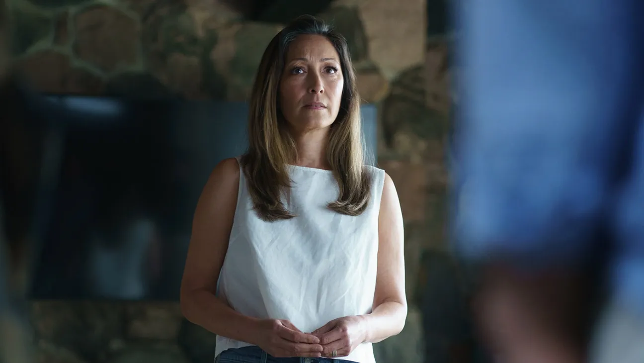 Christina Chang como Yuna Hollander