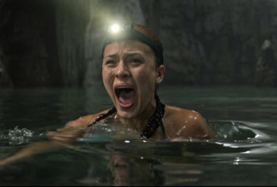 Tommi Rose como Adrienne
